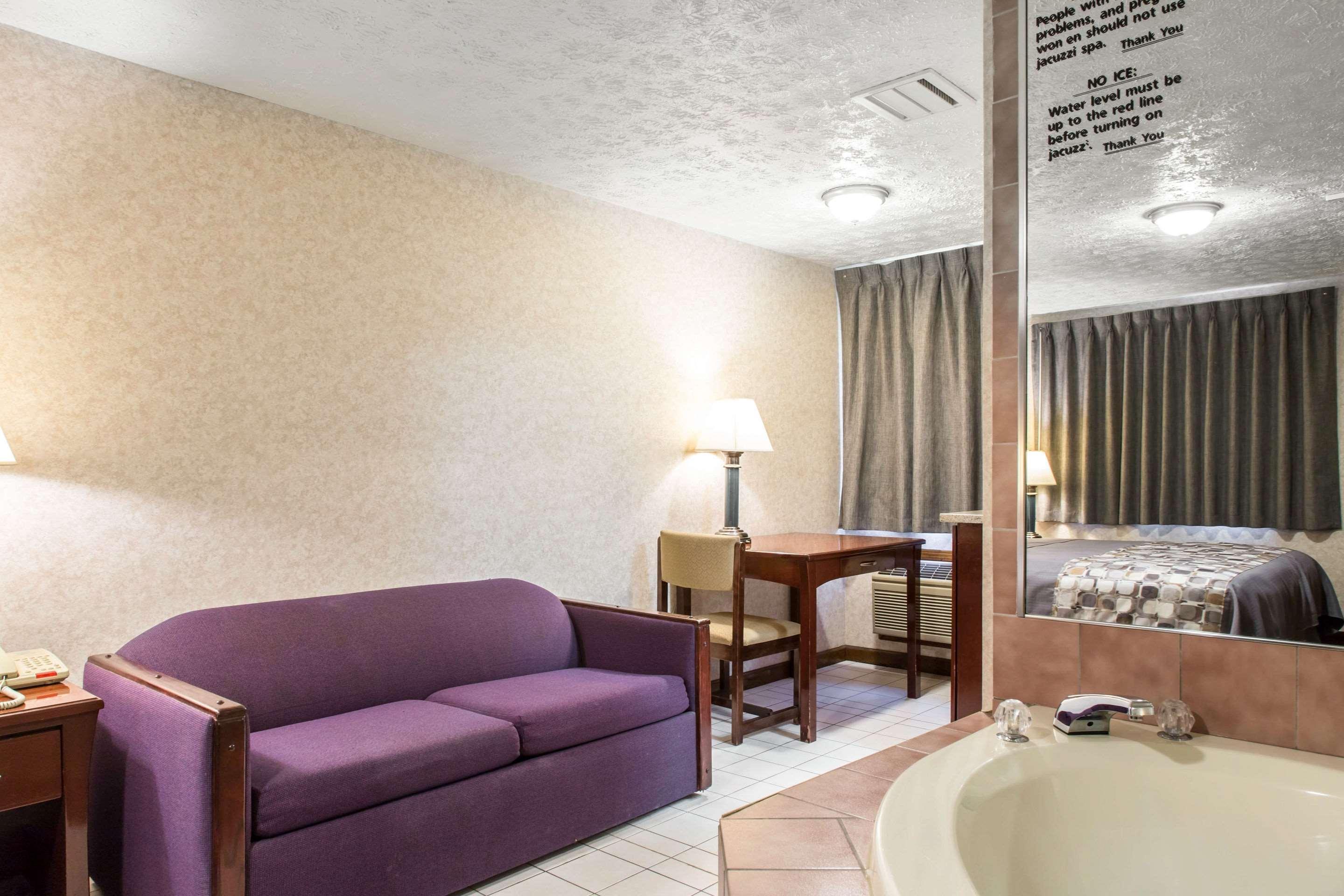 Rodeway Inn & Suites Branford - Guilford Экстерьер фото