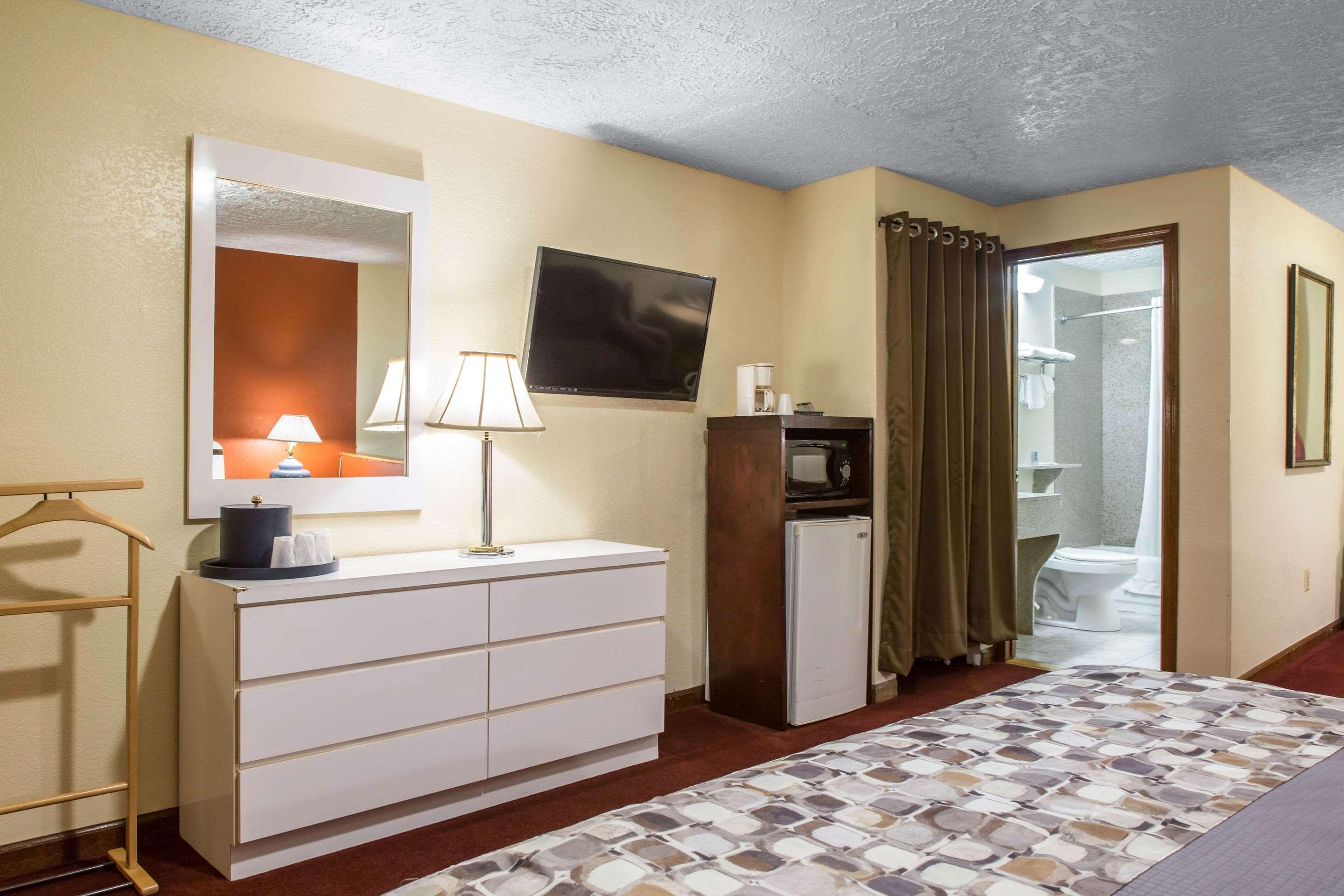 Rodeway Inn & Suites Branford - Guilford Экстерьер фото