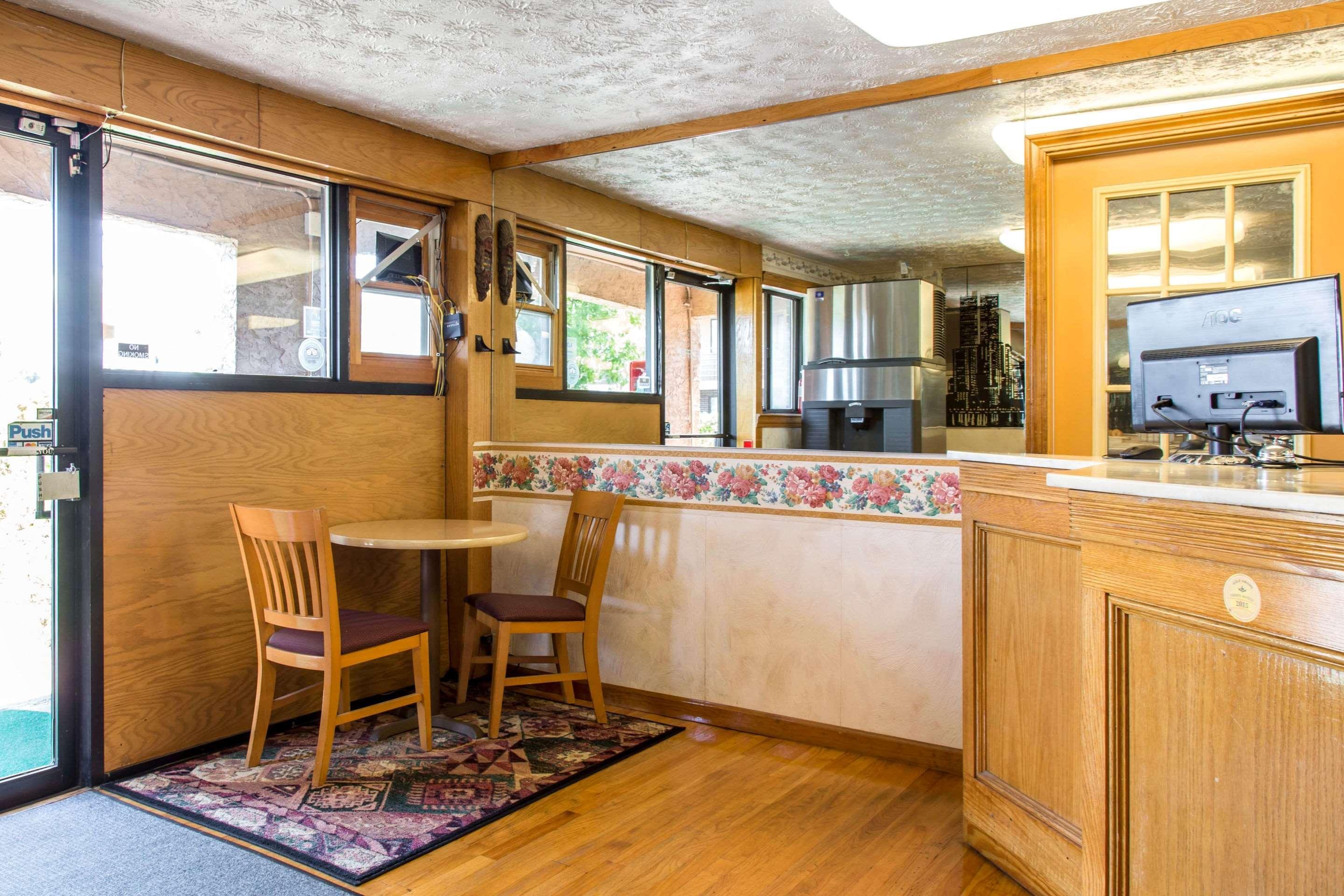 Rodeway Inn & Suites Branford - Guilford Экстерьер фото