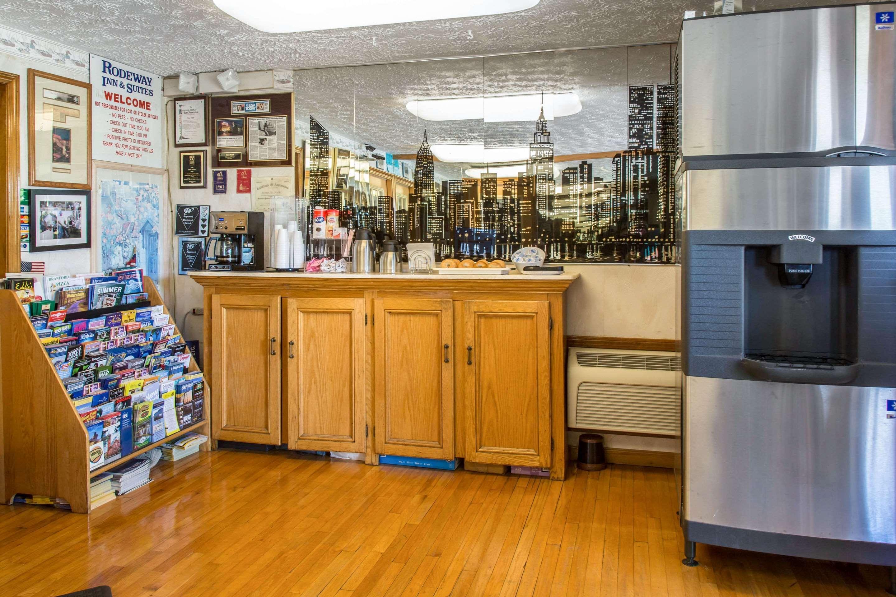 Rodeway Inn & Suites Branford - Guilford Экстерьер фото