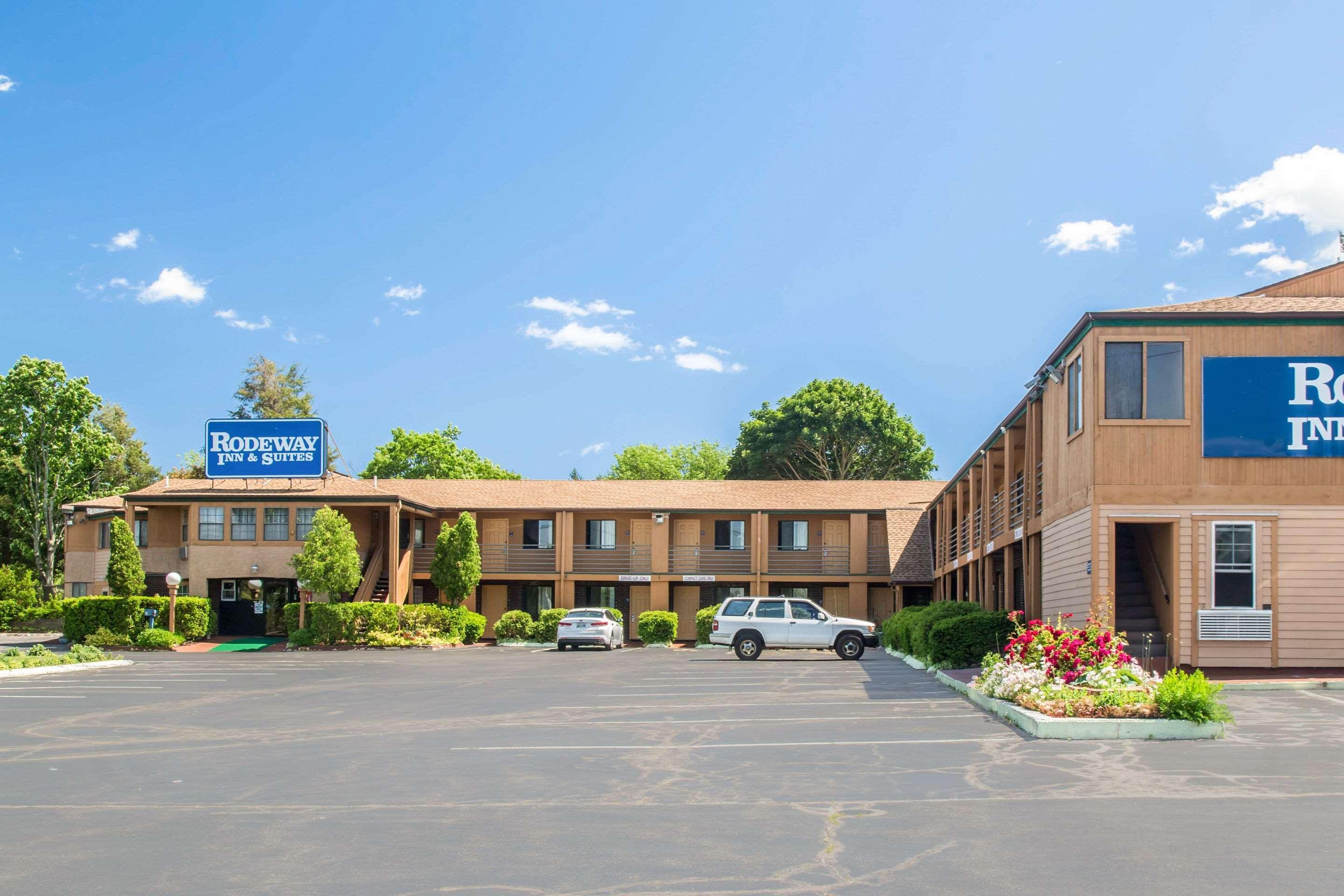 Rodeway Inn & Suites Branford - Guilford Экстерьер фото