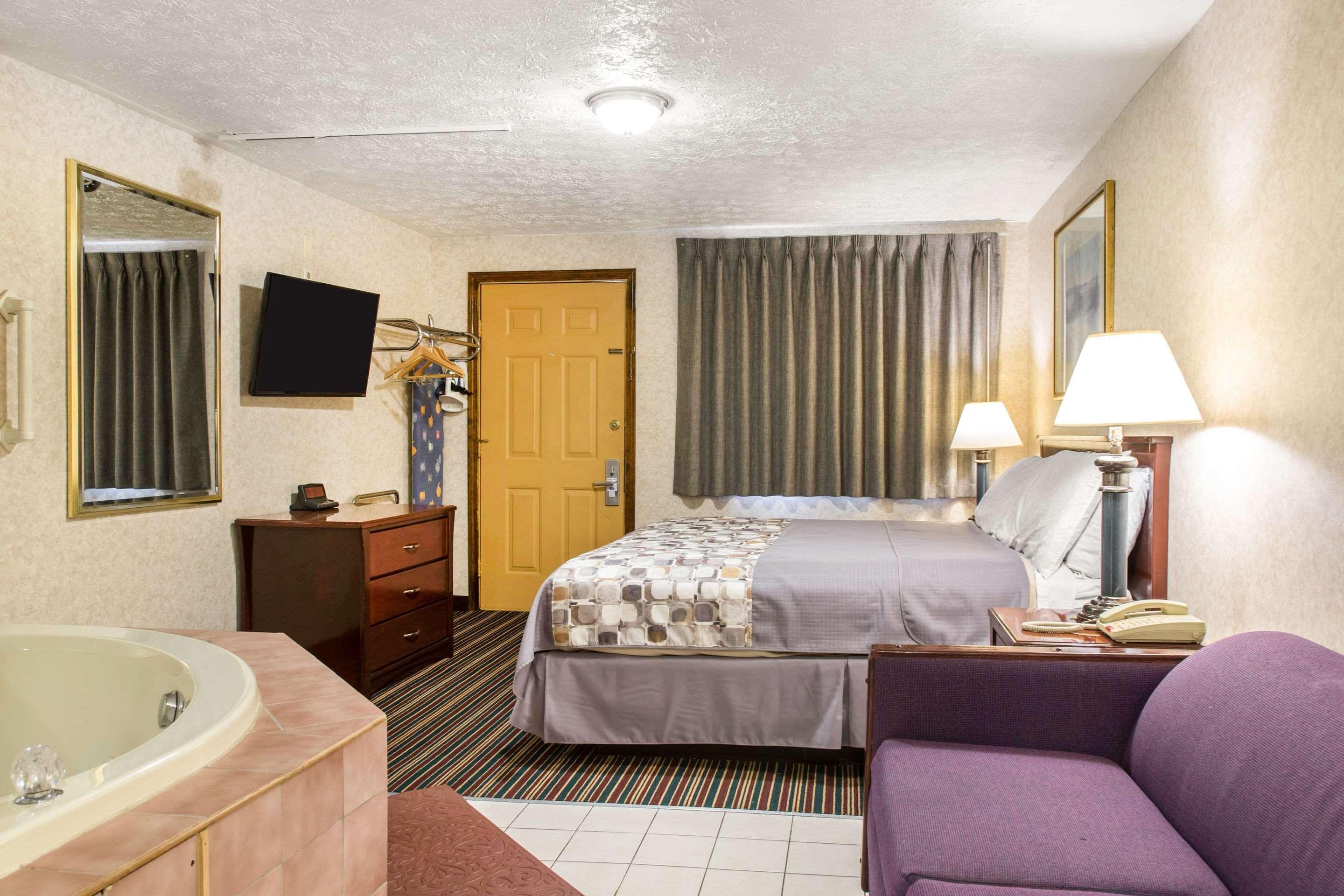 Rodeway Inn & Suites Branford - Guilford Экстерьер фото