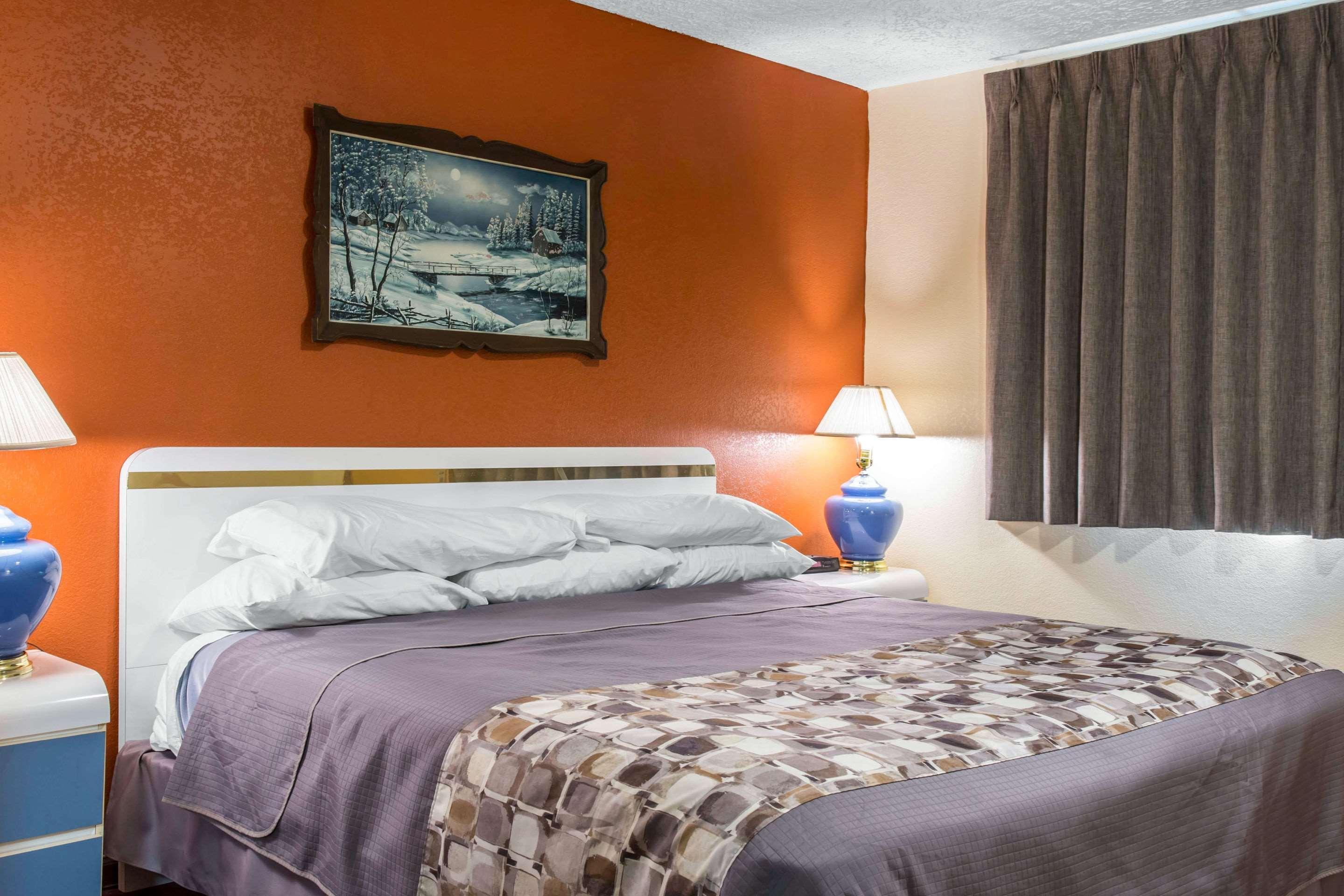 Rodeway Inn & Suites Branford - Guilford Экстерьер фото