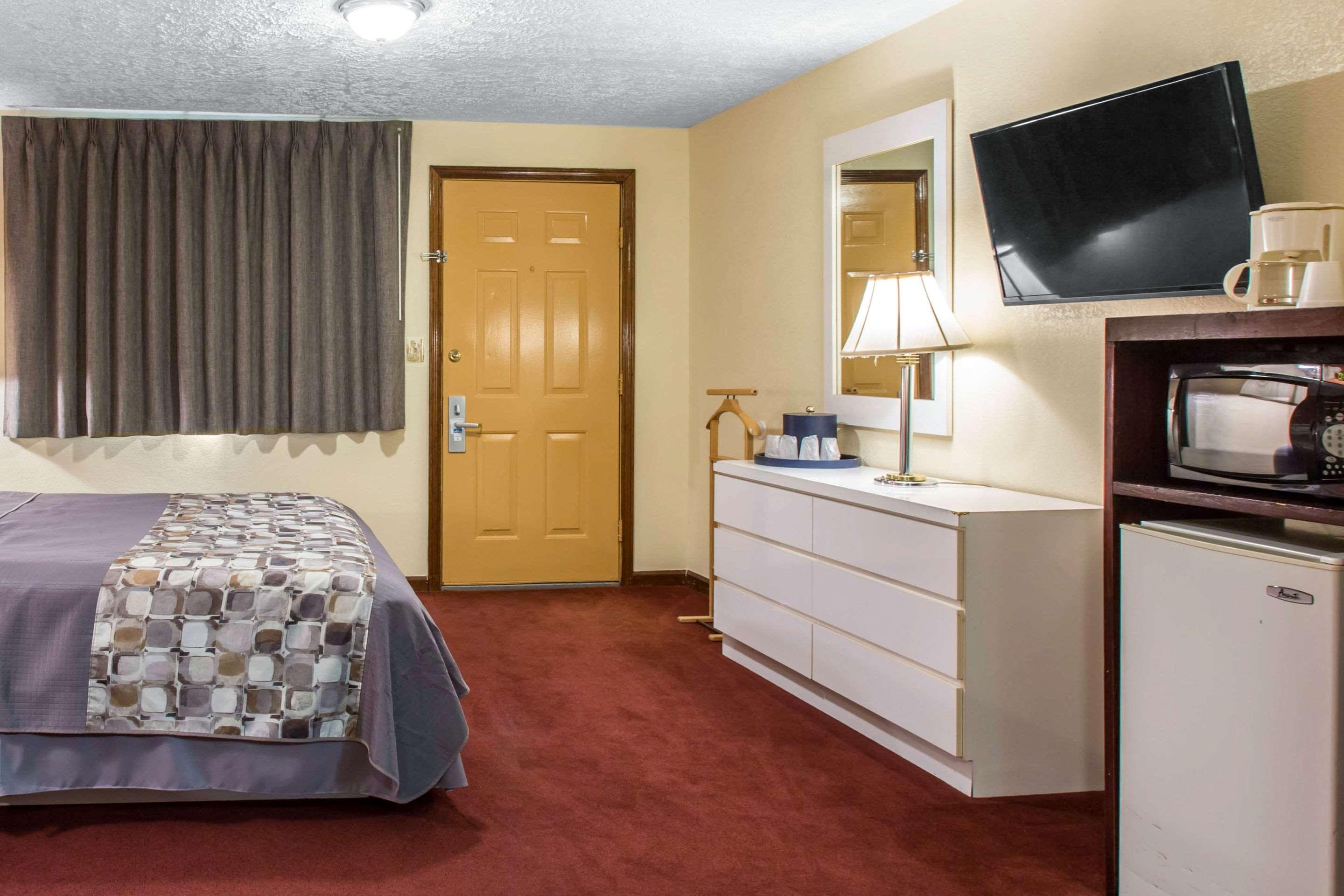 Rodeway Inn & Suites Branford - Guilford Экстерьер фото