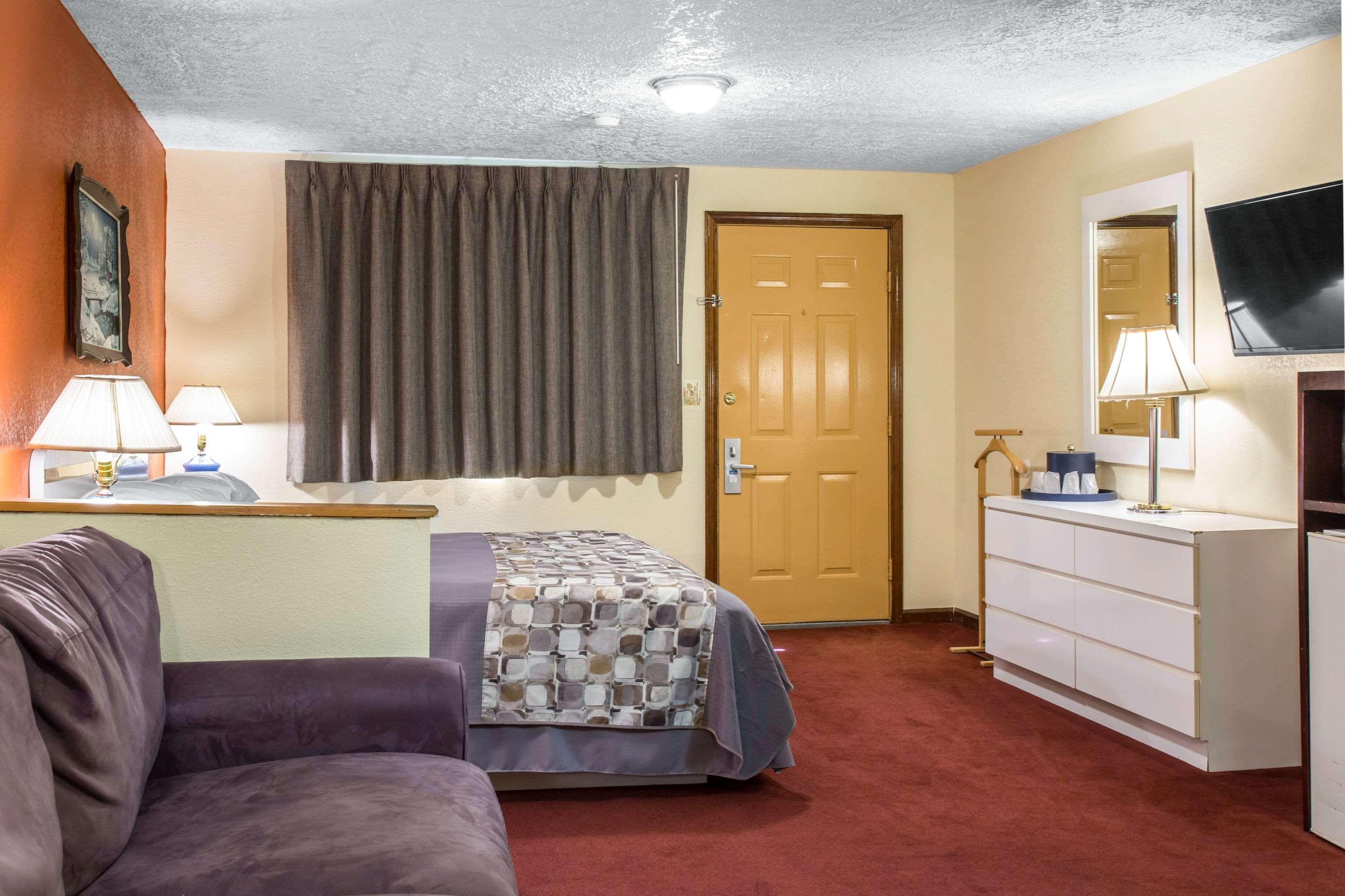 Rodeway Inn & Suites Branford - Guilford Экстерьер фото